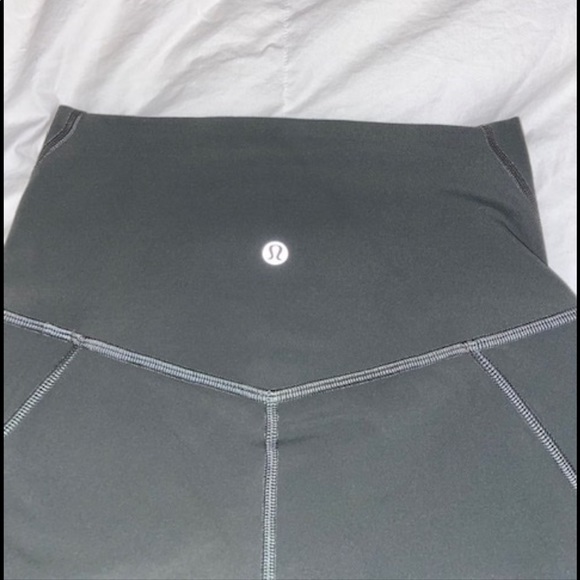lulu aligns 25” with pockets - Picture 2 of 5